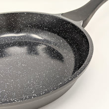 Charger l&#39;image dans la galerie, Vitantonio Ceramic Non-Stick Frying Pan | Made in Italy (24 cm)
