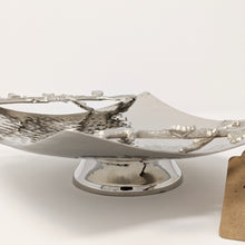 Charger l&#39;image dans la galerie, Stainless Steel Hammered Square Tray | Silver Trim 9&quot; Wide
